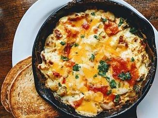 Omlet z pomidorami i cukinią