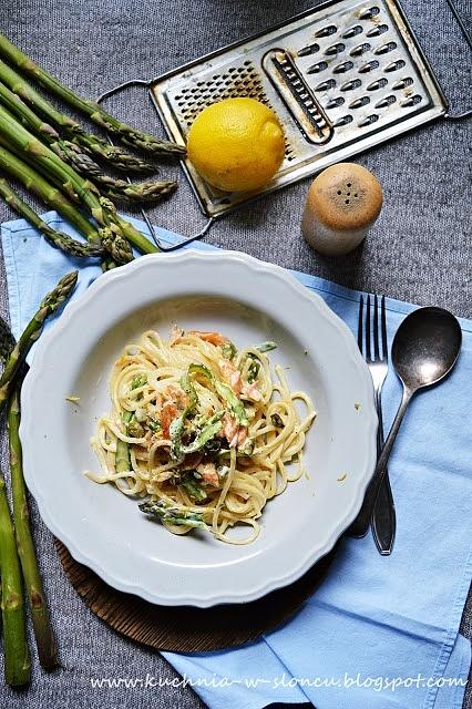 Kremowe spaghetti ze szparagami i łososiem