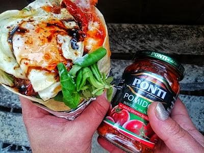 Tortilla z sadzonym jajkiem i suszonymi pomidorami