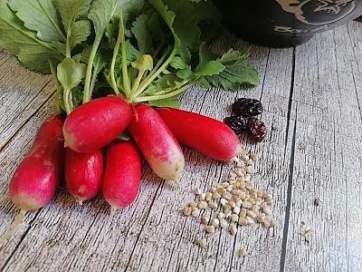 Sałatka z rzodkiewki i kaszy jęczmiennej