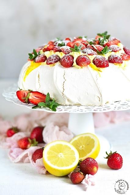Beza pavlova z lemon curd i owocami