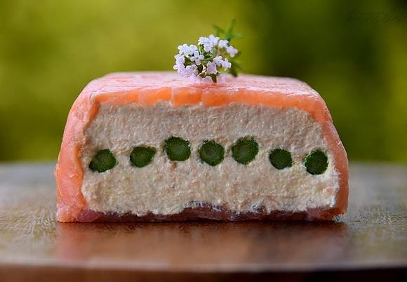 Terrina z łososiem, szparagami i serkiem kremowym