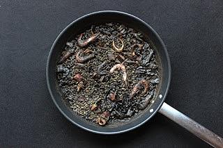 Paella Negra - hiszpańska potrawa z ryb i owoców morza