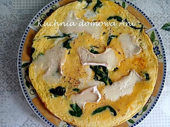 Omlet ze szpinakiem i serem Camembert