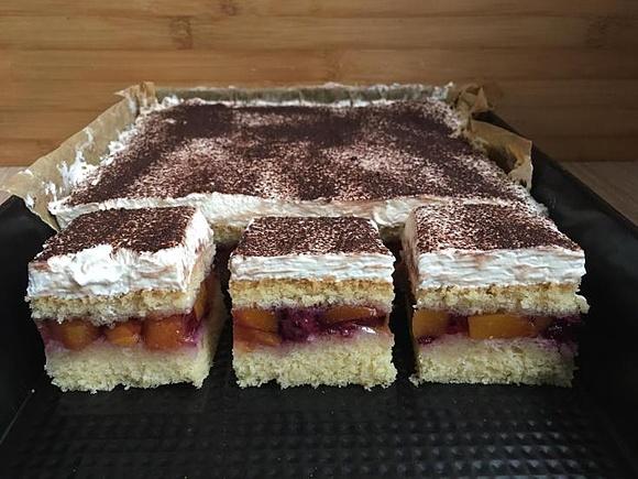 Owocowa fantazja ciasto na biszkopcie z galaretką i owocami