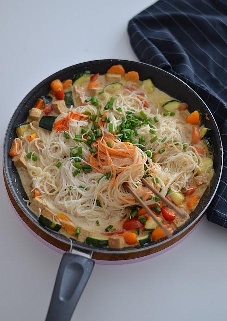 Makaron ryżowy z tofu, marchewką i cukinią