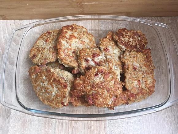 Placki z kaszy gryczanej z boczkiem i parmezanem