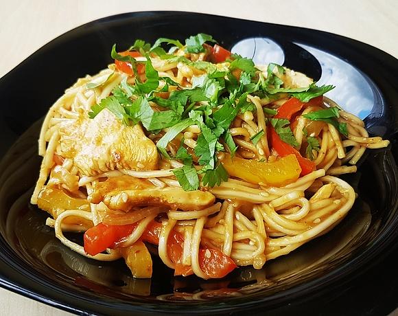 Makaron ramen z kurczakiem w sosie hoisin