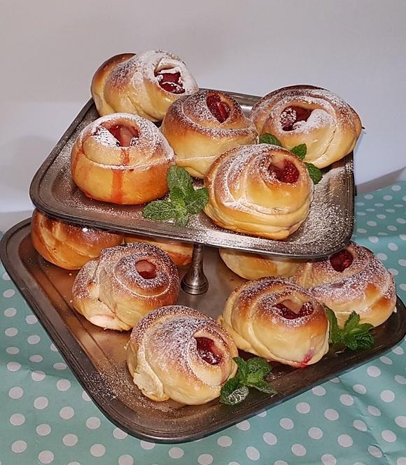 Drożdżowe różyczki z truskawkami