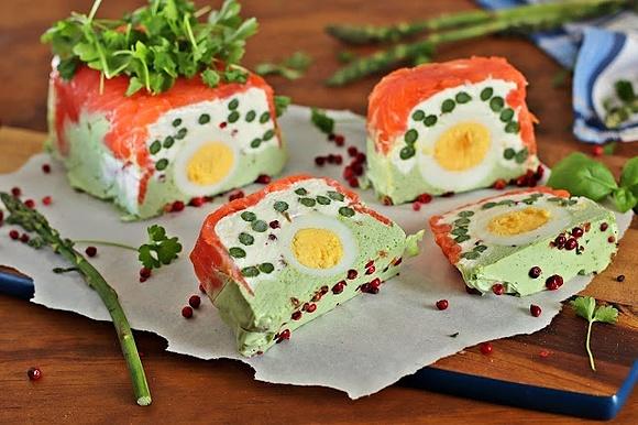 Terrina zielona z jajkiem i szparagami