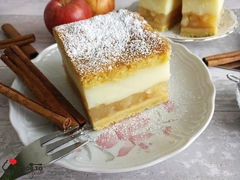 Ucierane ciasto z jabłkami i budyniem