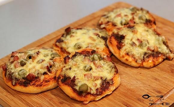Drożdżowe pizzerinki z boczkiem