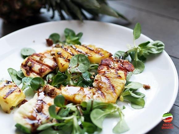 Grillowane halloumi z ananasem i roszponką