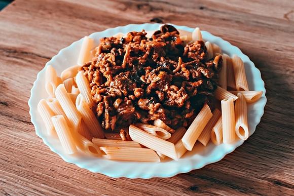 Penne z mięsem mielonym, pieczarkami i oliwkami