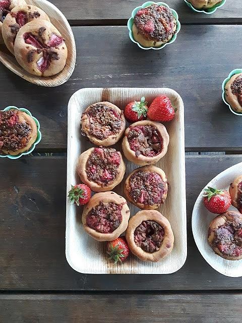 Mini drożdżówki z truskawkami i mango wegańskie bez cukru
