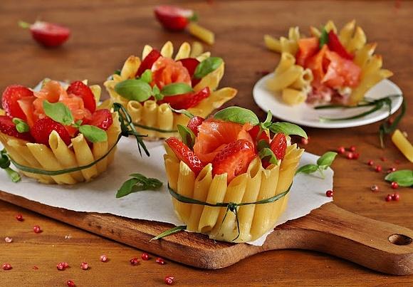 Koszyczki penne z truskawkami i łososiem