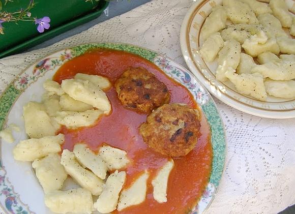 Kopytka i kotleciki mielone w sosie pomidorowym