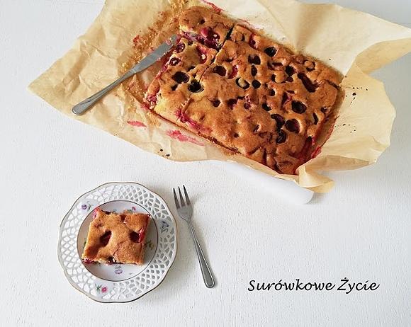 Ucierane ciasto z truskawkami i czereśniami bez glutenu i cukru