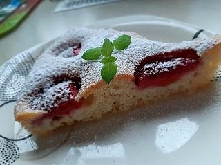 Szybki placek z truskawkami