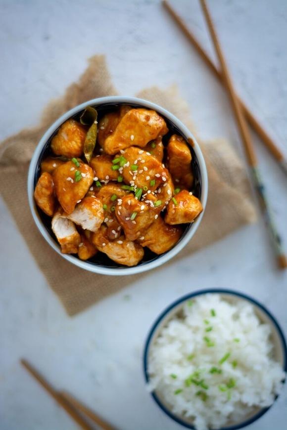 Kurczak po tajsku z czerwonym curry i sosem sojowym