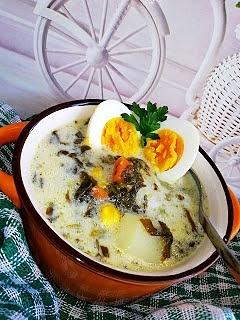 Szczawiowa z ćwiartkami ziemniaków