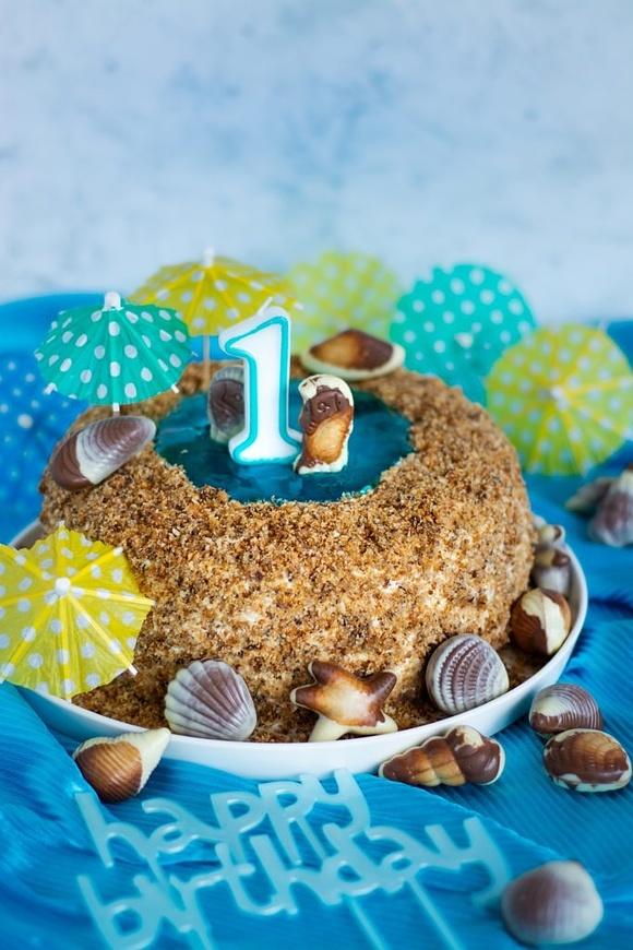 Tort plaża z bananem i ananasem