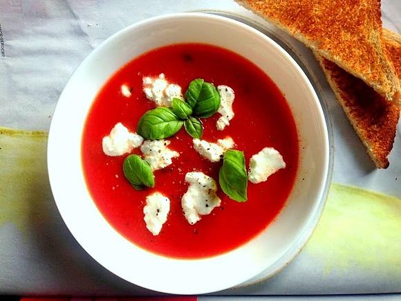 Zupa pomidorowa w stylu włoskim