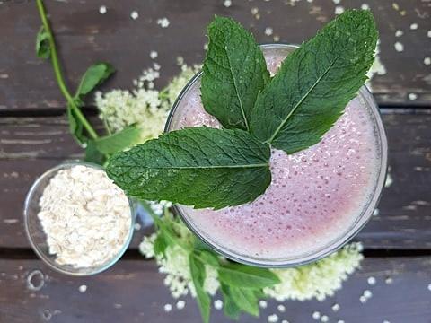 Truskawkowo-owsiany shake z nutą mięty i bzu