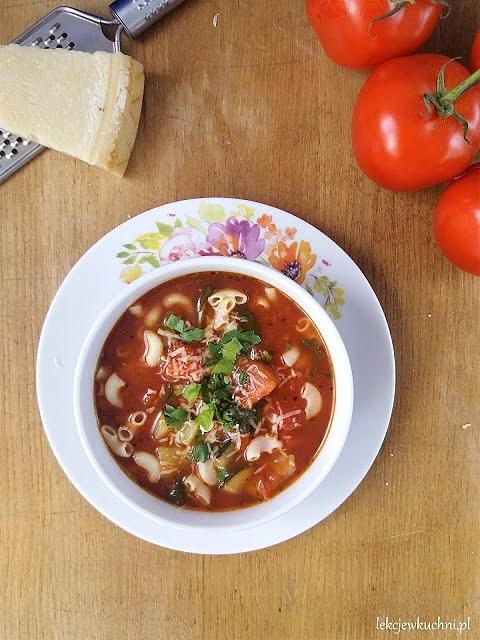 Włoska zupa pomidorowo-jarzynowa minestrone