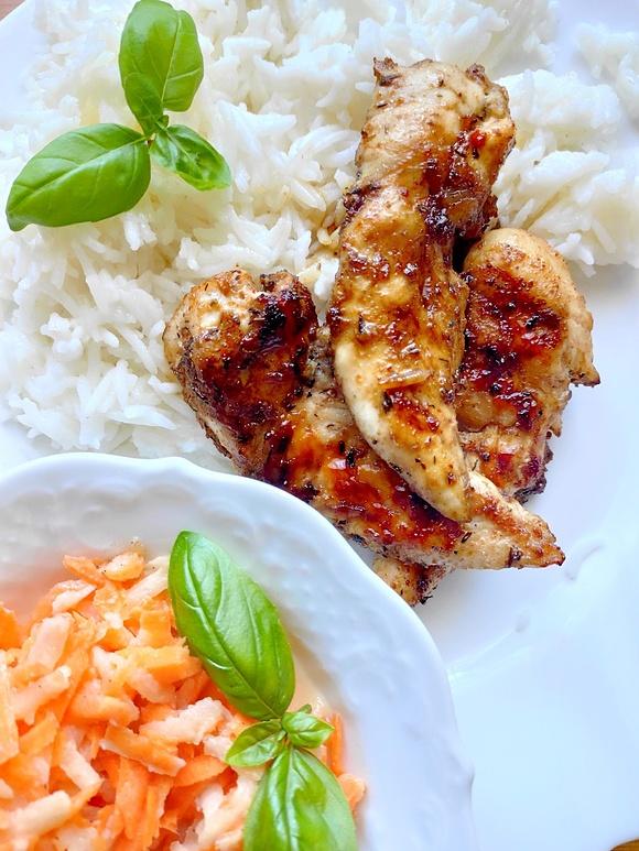Grillowane polędwiczki z ryżem i surówką z marchewki