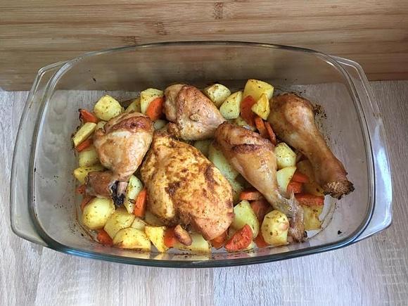 Pieczone udka z ziemniakami i marchewką