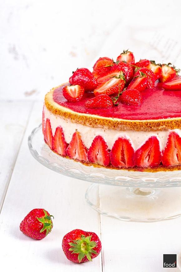 Tort truskawkowy Fraisier z kremem bawarskim