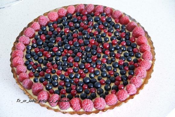 Tarta z owocami i białą czekoladą