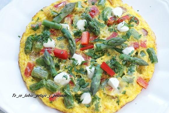 Omlet ze szparagami na śniadanie lub kolację