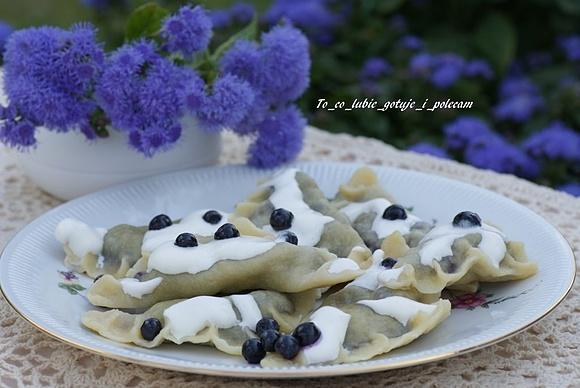 Pierogi z jagodami i śmietanką