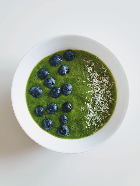 Smoothie bowl ze szpinakiem dla dzieci