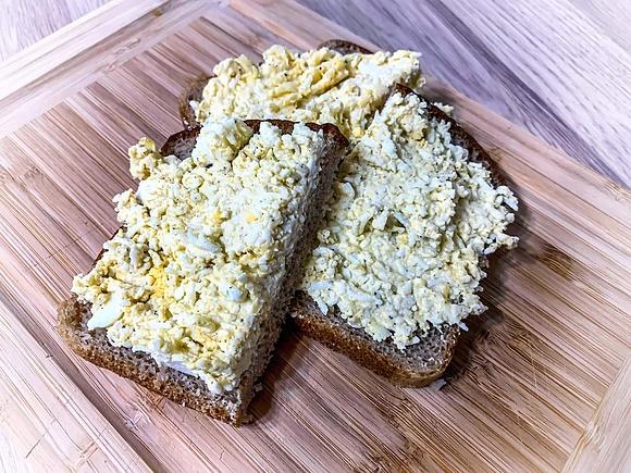 Klasyczna pasta jajeczna z serem na śniadanie