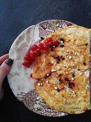 Cytrynowy omlet z makiem i porzeczkami