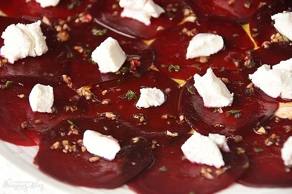 Carpaccio z buraków z kozim serem, miętą i czerwonym pieprzem