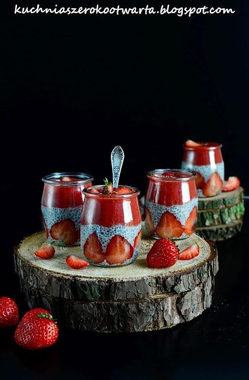 Kokosowy pudding chia z truskawkami