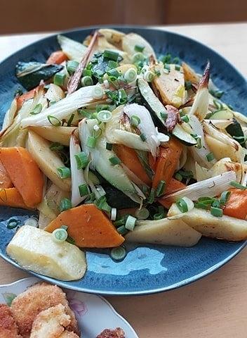 Dzień matki pieczone warzywa z szparagami i parmezanem