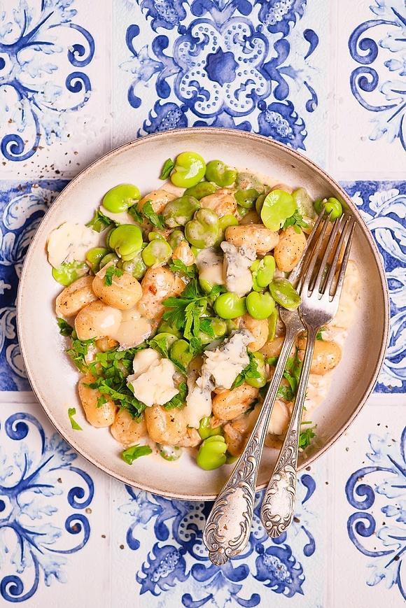 Gnocchi z bobem i gorgonzolą w sosie śmietanowym