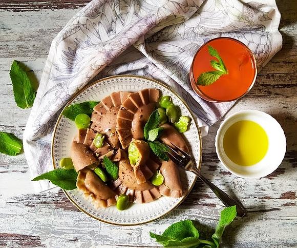Bezglutenowe pierogi z bobem, twarogiem, miętą i oliwą z oliwek