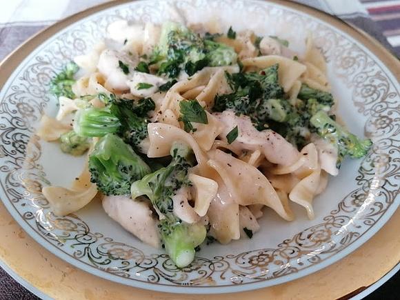Tagliatelle z kurczakiem brokułem i sosem serowym
