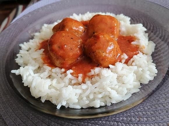 Pulpety w maślanym sosie pomidorowym