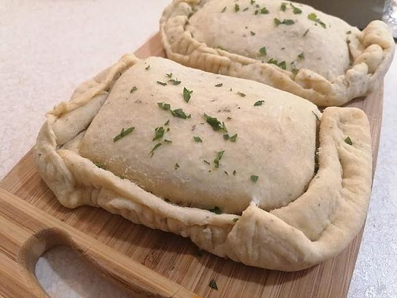 Domowe calzone z dwoma farszami