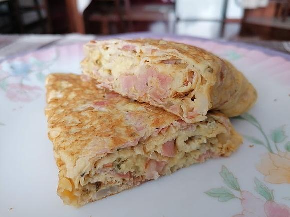 Rolowany omlet z szynką i cebulką