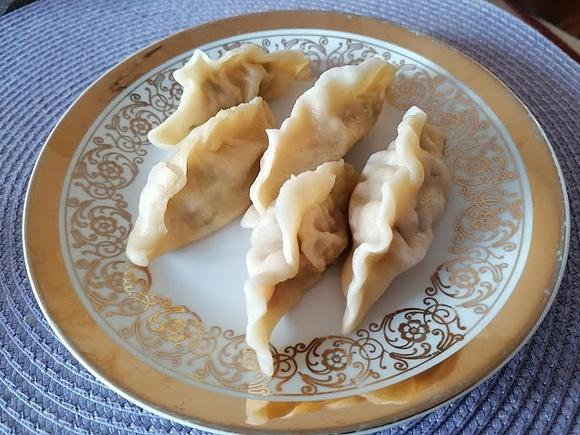 Azjatyckie pierożki z mięsem marchewką i cukinią