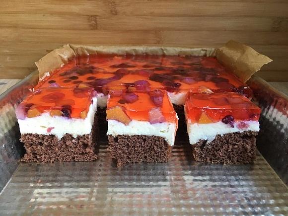 Owocowy kąsek – pyszne ciasto z owocami i galaretką
