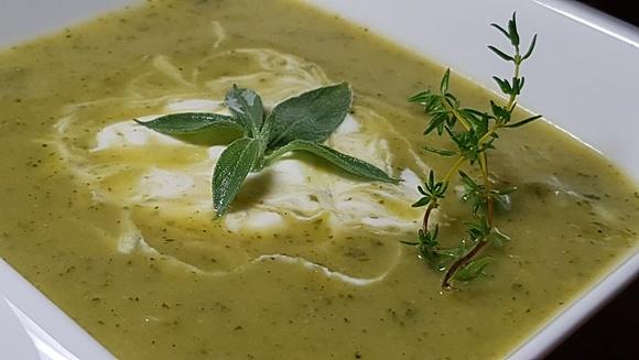 Bardzo prosta zupa z cukinii z nutą curry